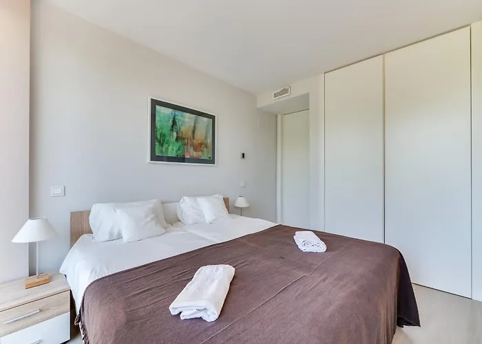 Edge Beachfront 2br - 3 Pools, 1 Heated, Spa, Gym, Cowork *