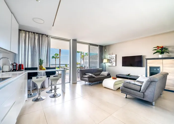 Edge Beachfront 2br - 3 Pools, 1 Heated, Spa, Gym, Cowork *