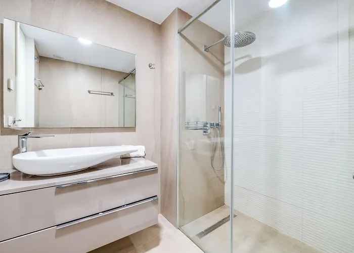 Edge Beachfront 2br - 3 Pools, 1 Heated, Spa, Gym, Cowork