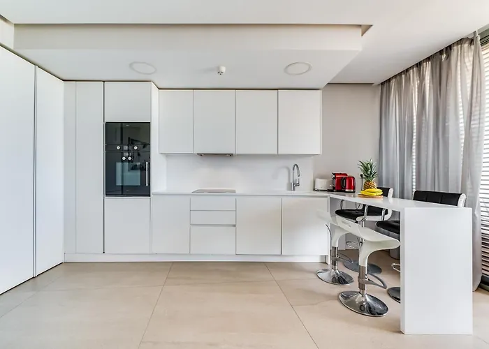 Edge Beachfront 2br - 3 Pools, 1 Heated, Spa, Gym, Cowork