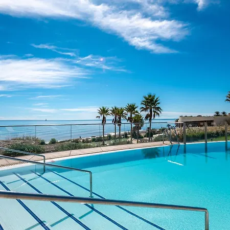 Edge Beachfront 2br - 3 Pools, 1 Heated, Spa, Gym, Cowork Apartment Estepona
