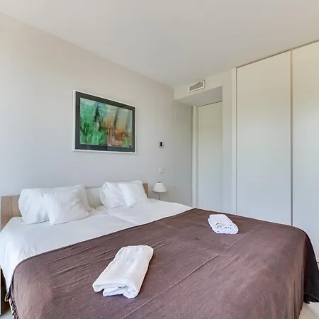 Edge Beachfront 2br - 3 Pools, 1 Heated, Spa, Gym, Cowork *