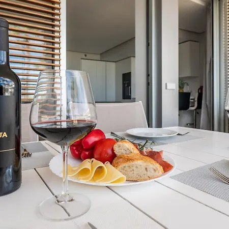 Apartment Edge Beachfront 2br - 3 Pools, 1 Heated, Spa, Gym, Cowork *