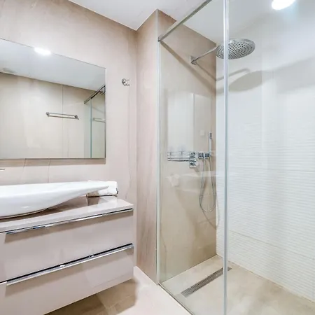 Edge Beachfront 2br - 3 Pools, 1 Heated, Spa, Gym, Cowork