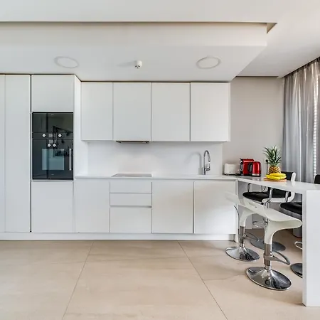 Edge Beachfront 2br - 3 Pools, 1 Heated, Spa, Gym, Cowork