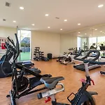 Edge Beachfront 2br - 3 Pools, 1 Heated, Spa, Gym, Cowork *
