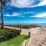 Edge Beachfront 2br - 3 Pools, 1 Heated, Spa, Gym, Cowork Εστεπόνα